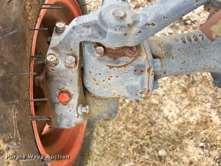 image for item DO1144 Kubota B7100 tractor