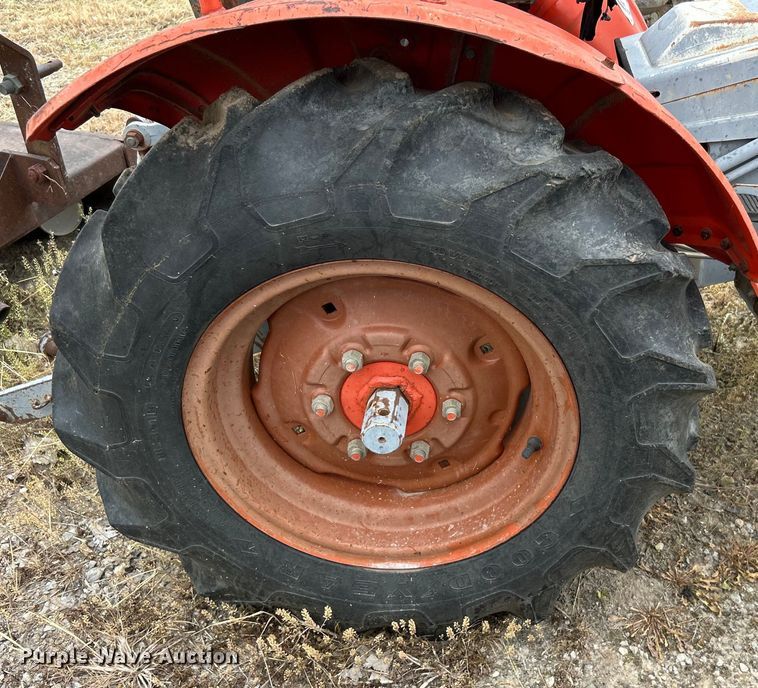 image for item DO1144 Kubota B7100 tractor