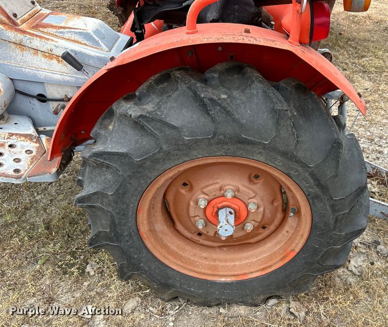 image for item DO1144 Kubota B7100 tractor