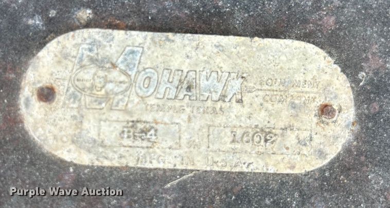 image for item DO1144 Kubota B7100 tractor