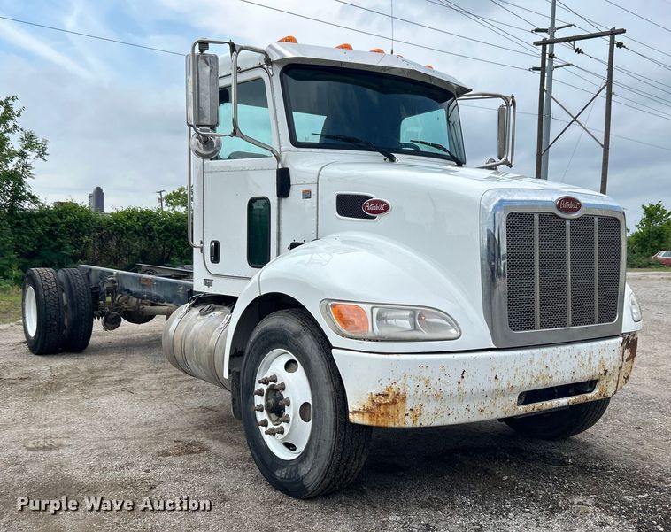 image for item DO6456 2018 Peterbilt 337 truck cab and chassis