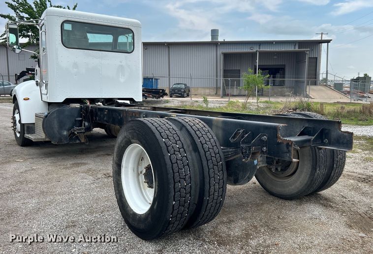 image for item DO6456 2018 Peterbilt 337 truck cab and chassis