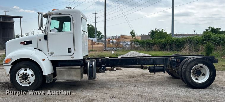 image for item DO6456 2018 Peterbilt 337 truck cab and chassis