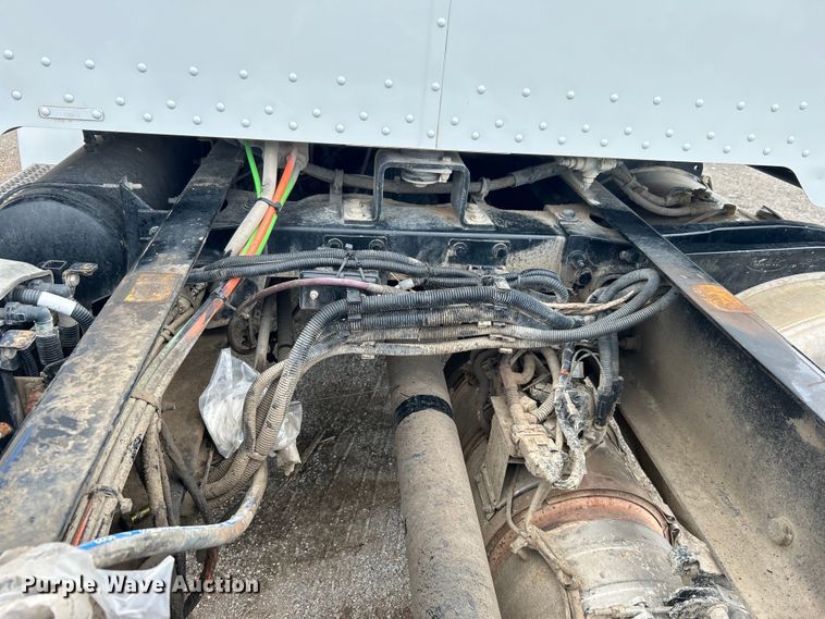 image for item DO6456 2018 Peterbilt 337 truck cab and chassis