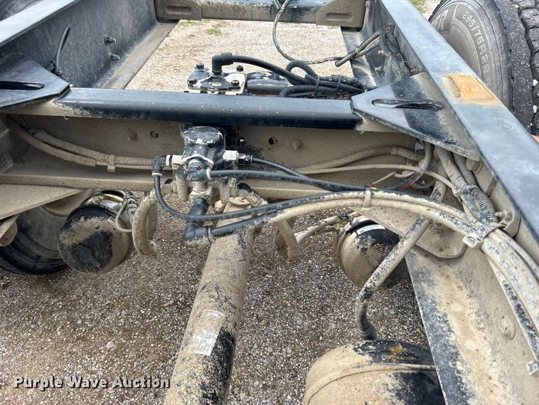 image for item DO6456 2018 Peterbilt 337 truck cab and chassis