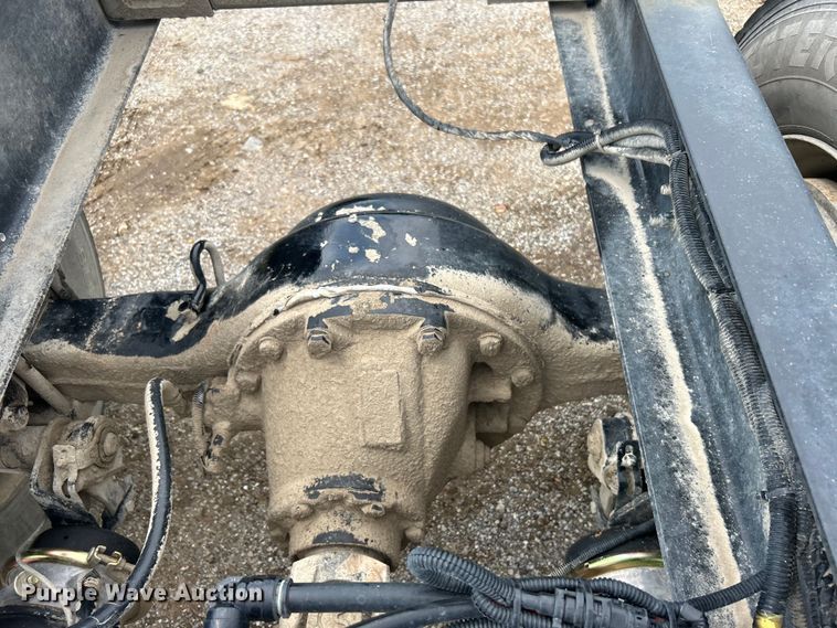 image for item DO6456 2018 Peterbilt 337 truck cab and chassis