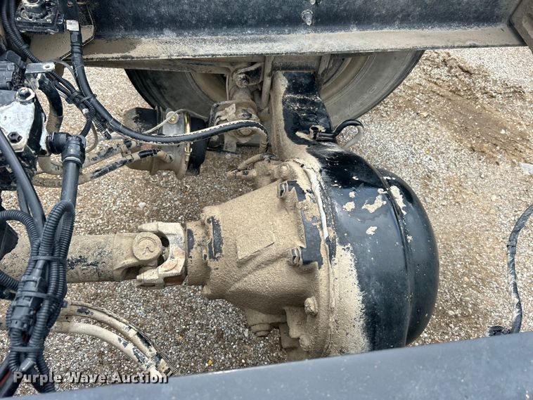 image for item DO6456 2018 Peterbilt 337 truck cab and chassis