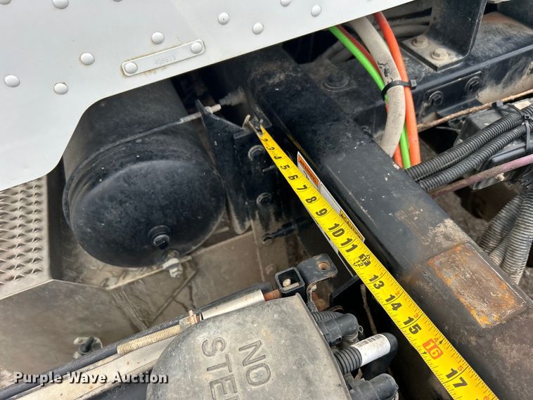 image for item DO6456 2018 Peterbilt 337 truck cab and chassis