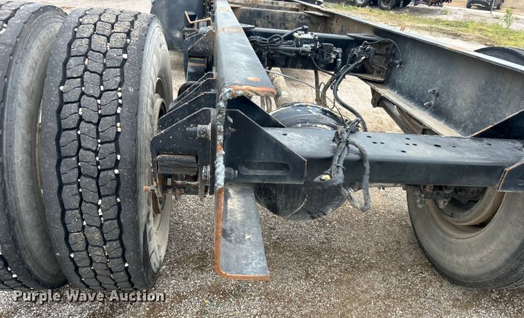 image for item DO6456 2018 Peterbilt 337 truck cab and chassis