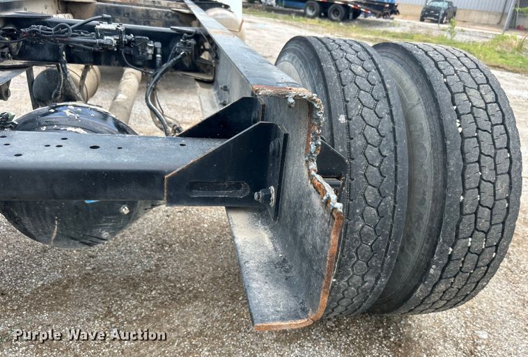 image for item DO6456 2018 Peterbilt 337 truck cab and chassis