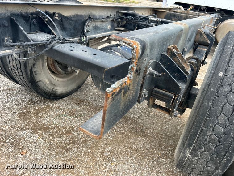 image for item DO6456 2018 Peterbilt 337 truck cab and chassis