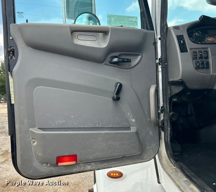 image for item DO6456 2018 Peterbilt 337 truck cab and chassis