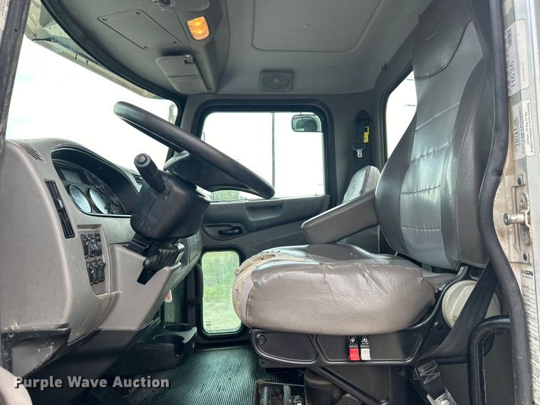 image for item DO6456 2018 Peterbilt 337 truck cab and chassis