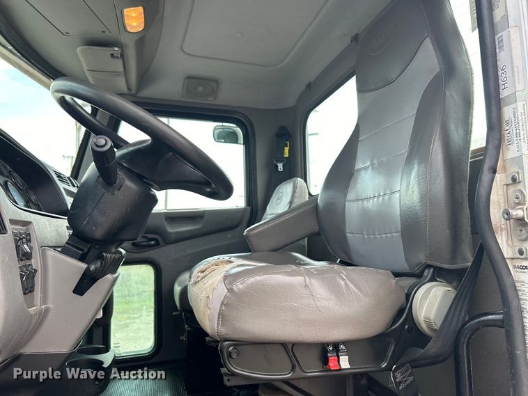 image for item DO6456 2018 Peterbilt 337 truck cab and chassis