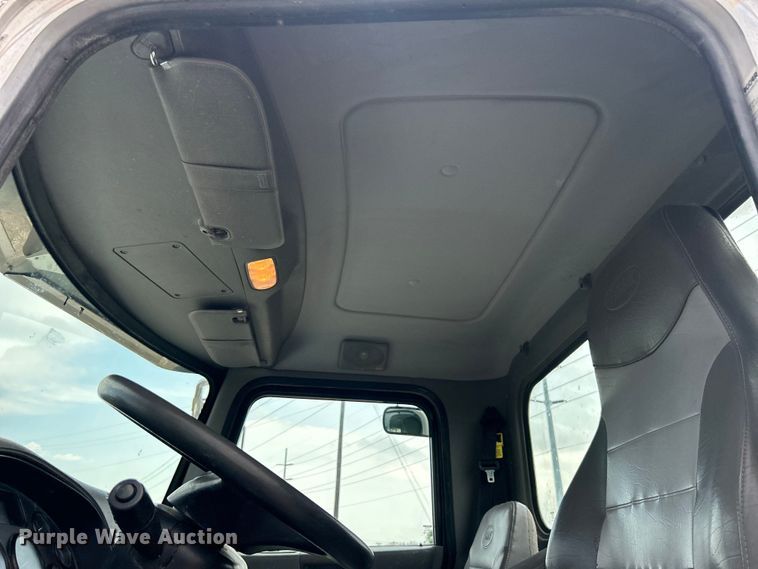 image for item DO6456 2018 Peterbilt 337 truck cab and chassis