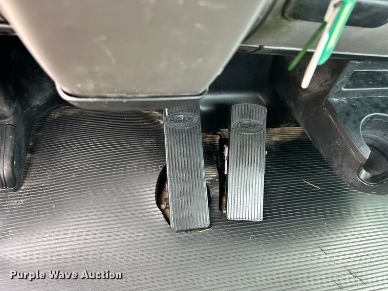 image for item DO6456 2018 Peterbilt 337 truck cab and chassis