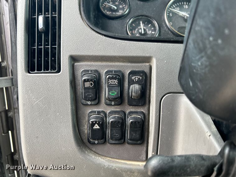 image for item DO6456 2018 Peterbilt 337 truck cab and chassis