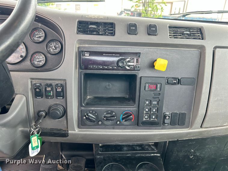 image for item DO6456 2018 Peterbilt 337 truck cab and chassis