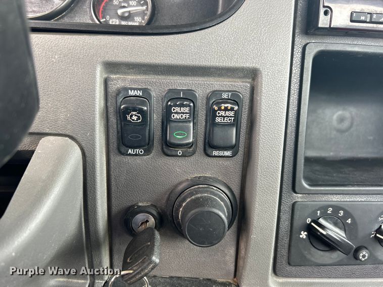 image for item DO6456 2018 Peterbilt 337 truck cab and chassis