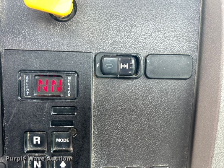 image for item DO6456 2018 Peterbilt 337 truck cab and chassis