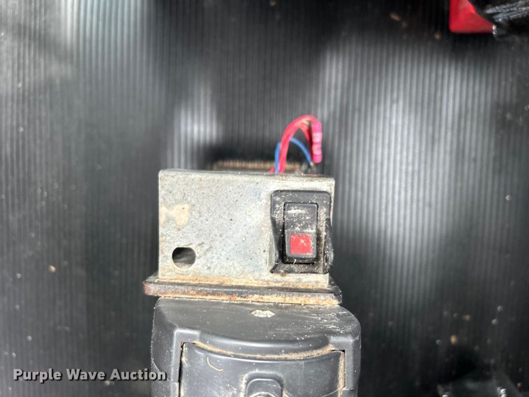 image for item DO6456 2018 Peterbilt 337 truck cab and chassis