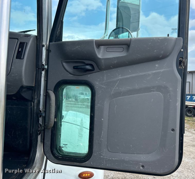 image for item DO6456 2018 Peterbilt 337 truck cab and chassis