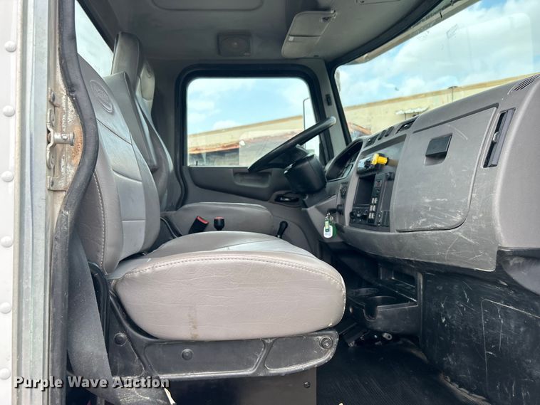 image for item DO6456 2018 Peterbilt 337 truck cab and chassis