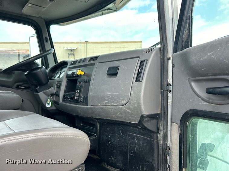 image for item DO6456 2018 Peterbilt 337 truck cab and chassis