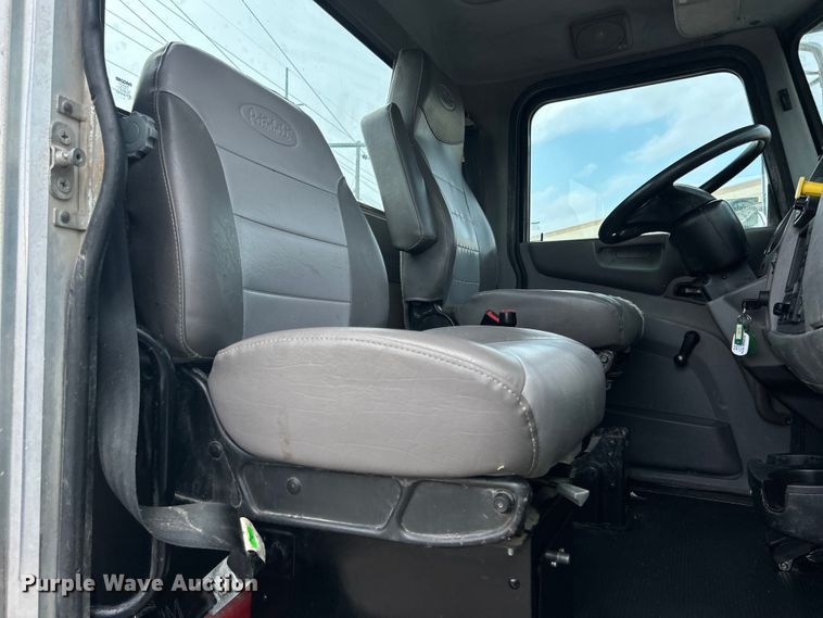 image for item DO6456 2018 Peterbilt 337 truck cab and chassis