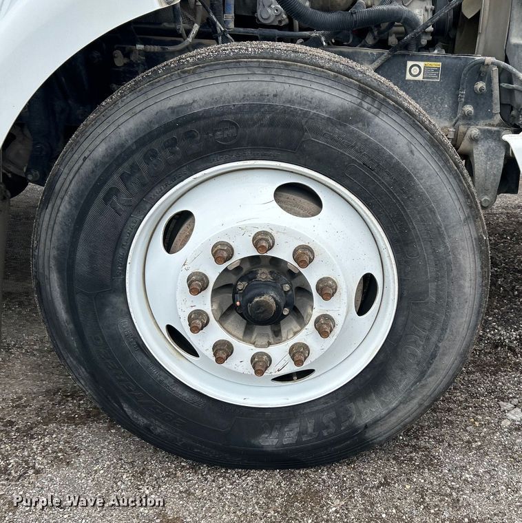 image for item DO6456 2018 Peterbilt 337 truck cab and chassis