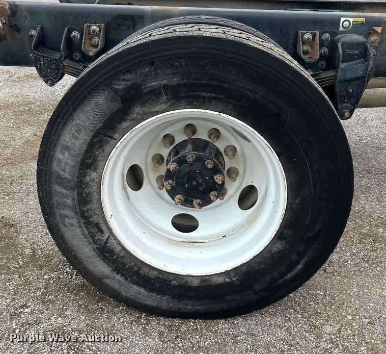 image for item DO6456 2018 Peterbilt 337 truck cab and chassis