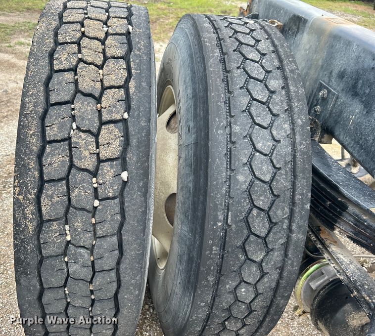 image for item DO6456 2018 Peterbilt 337 truck cab and chassis