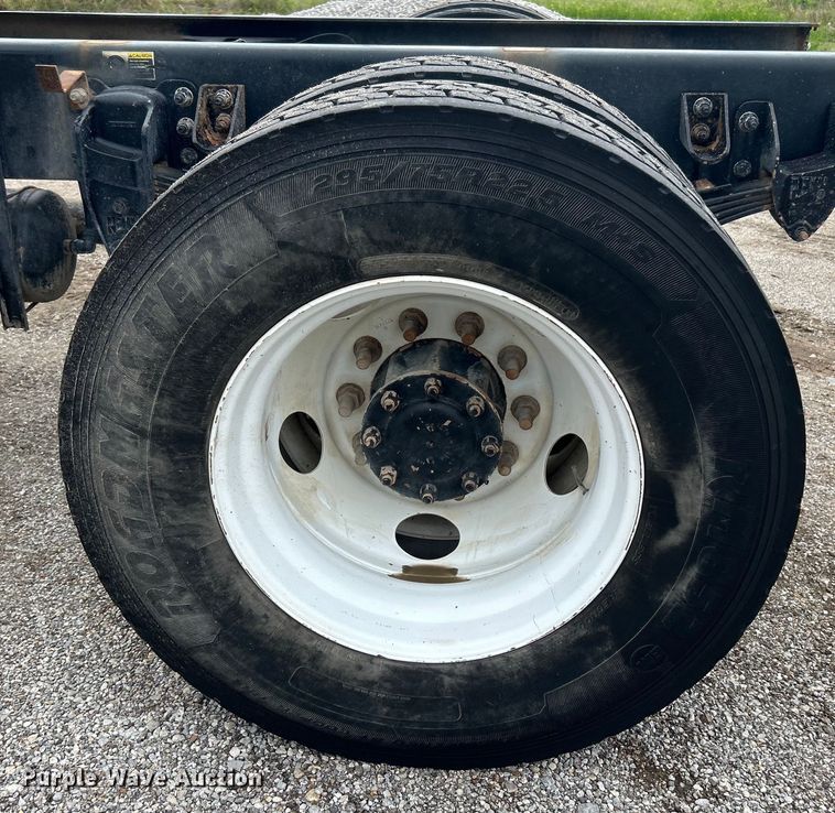 image for item DO6456 2018 Peterbilt 337 truck cab and chassis