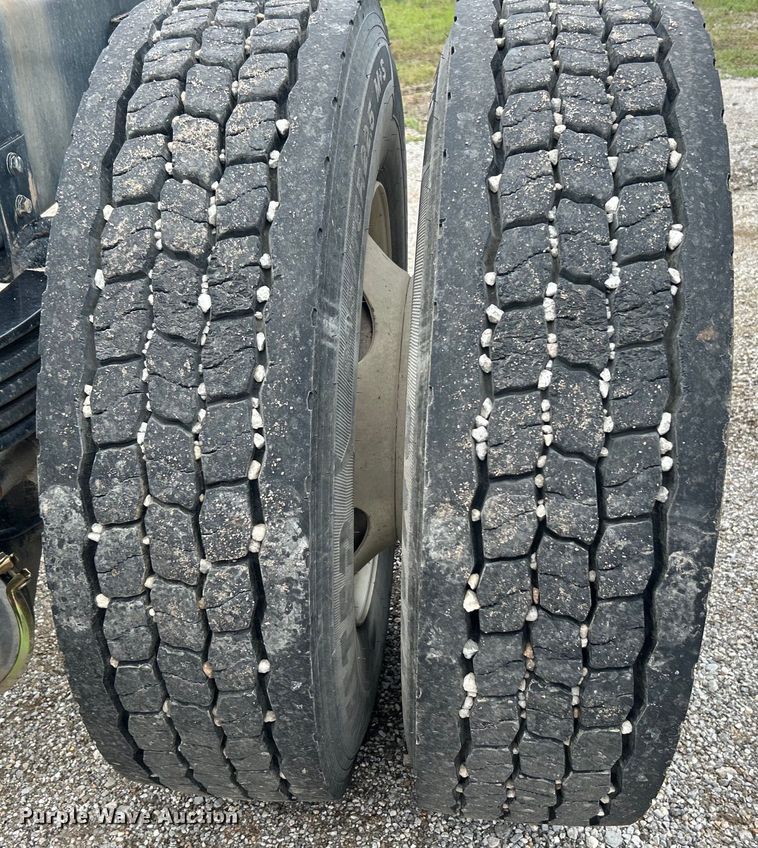 image for item DO6456 2018 Peterbilt 337 truck cab and chassis