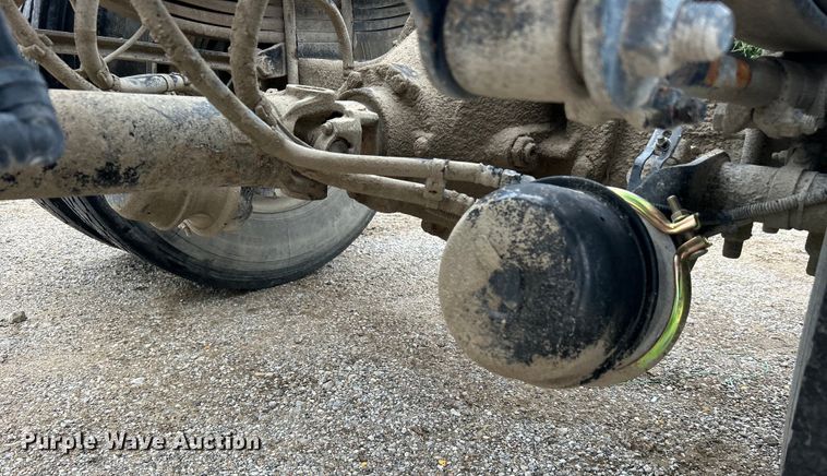 image for item DO6456 2018 Peterbilt 337 truck cab and chassis