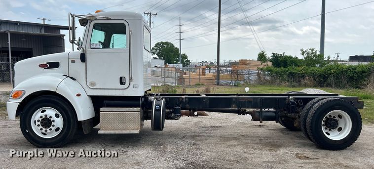 image for item DO6457 2018 Peterbilt  337 truck cab and chassis