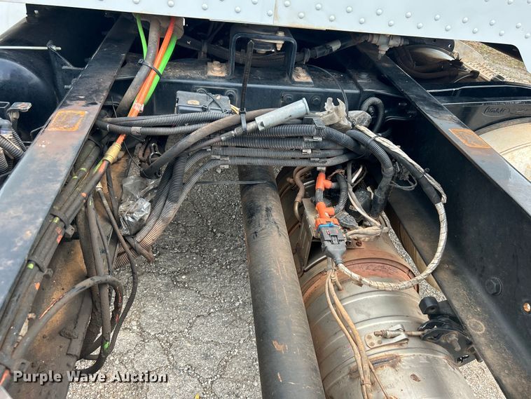 image for item DO6457 2018 Peterbilt  337 truck cab and chassis