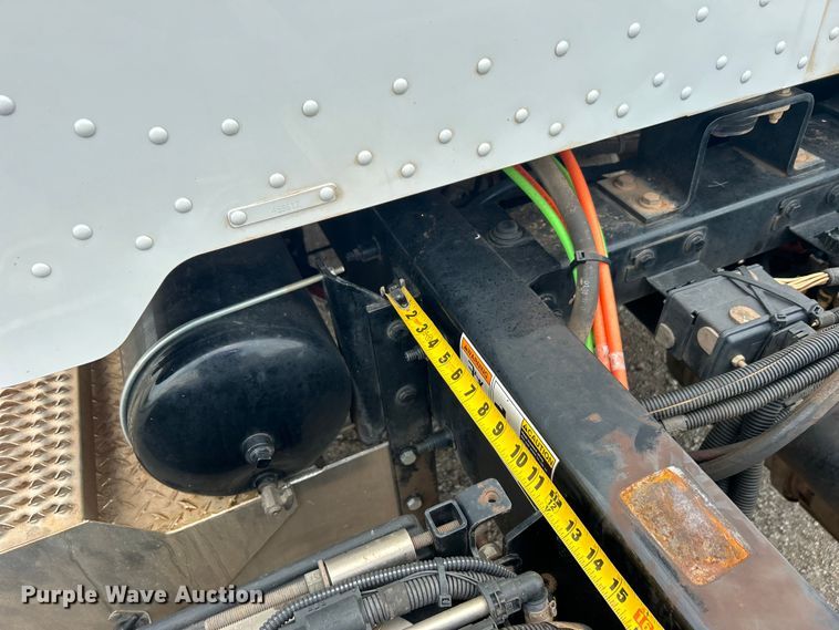 image for item DO6457 2018 Peterbilt  337 truck cab and chassis