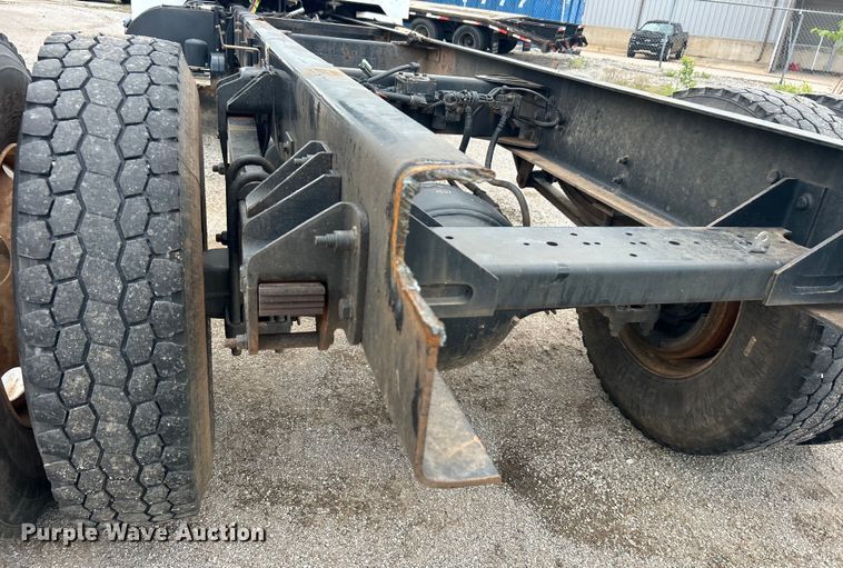 image for item DO6457 2018 Peterbilt  337 truck cab and chassis