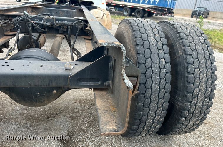 image for item DO6457 2018 Peterbilt  337 truck cab and chassis