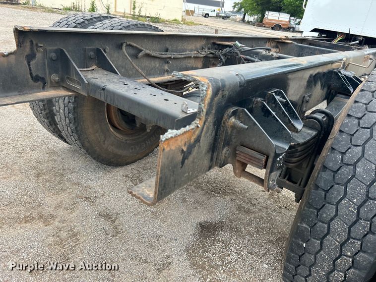 image for item DO6457 2018 Peterbilt  337 truck cab and chassis