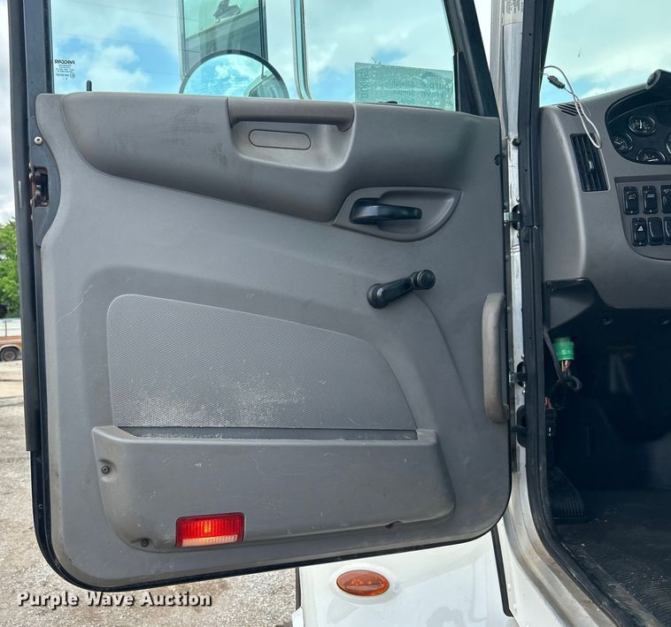 image for item DO6457 2018 Peterbilt  337 truck cab and chassis