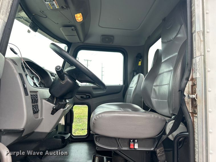 image for item DO6457 2018 Peterbilt  337 truck cab and chassis