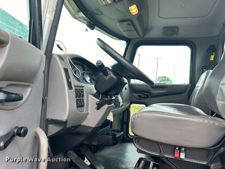 image for item DO6457 2018 Peterbilt  337 truck cab and chassis