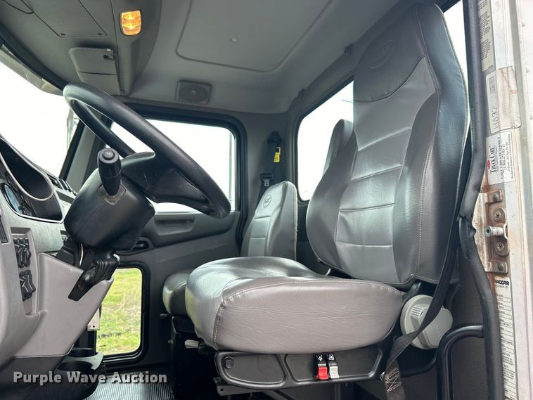 image for item DO6457 2018 Peterbilt  337 truck cab and chassis