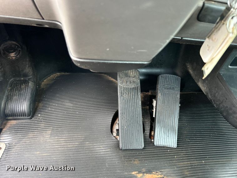 image for item DO6457 2018 Peterbilt  337 truck cab and chassis