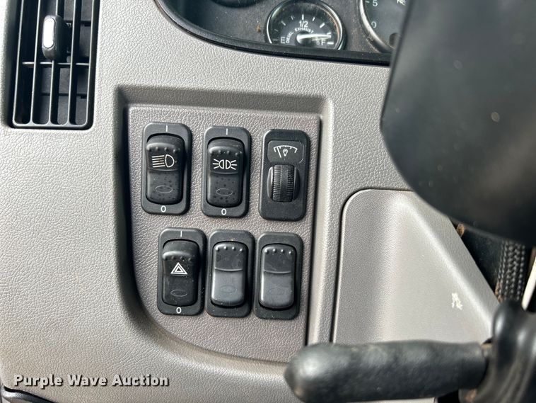 image for item DO6457 2018 Peterbilt  337 truck cab and chassis