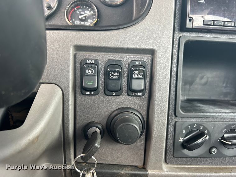 image for item DO6457 2018 Peterbilt  337 truck cab and chassis