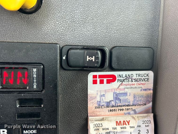 image for item DO6457 2018 Peterbilt  337 truck cab and chassis