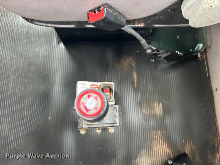 image for item DO6457 2018 Peterbilt  337 truck cab and chassis